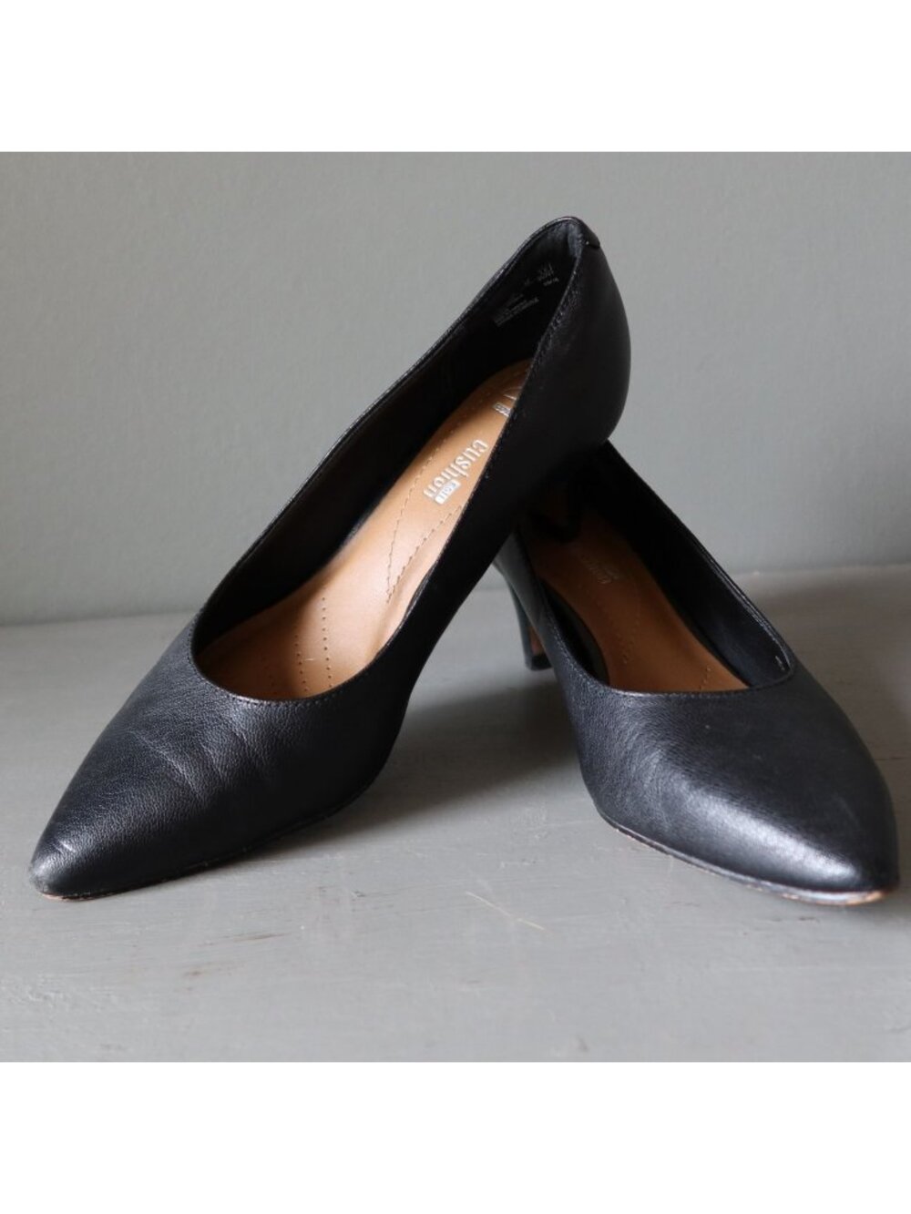 Clarks Shoes Pointed Toe Pumps Black Leather Comfort Heels Size 5.5